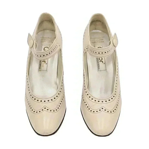 Vintage Mary Jane Pumps - Leather Upper, Leather Sole - Wingtip Detail - Picture 4 of 14